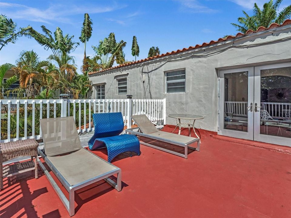 Под контрактом: $2,500,000 (0 спален, 0 ванн, 0 Квадратных фут)