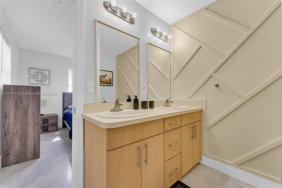 Recently Sold: $465,000 (3 beds, 2 baths, 1056 Square Feet)