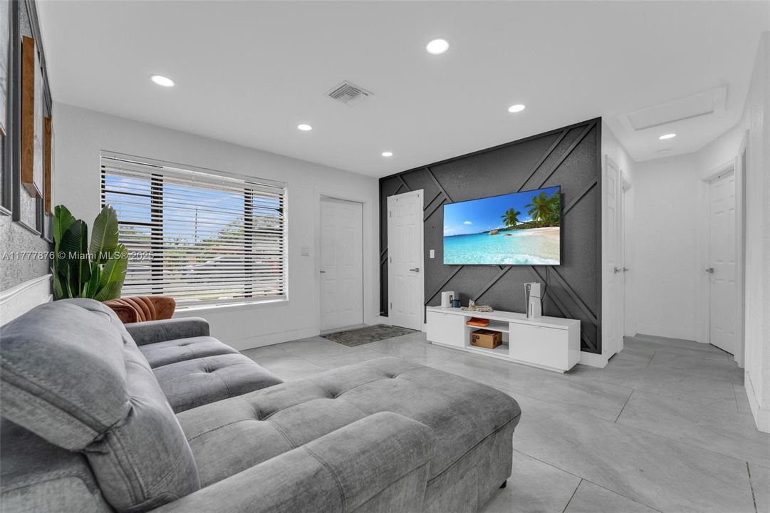 Recently Sold: $465,000 (3 beds, 2 baths, 1056 Square Feet)