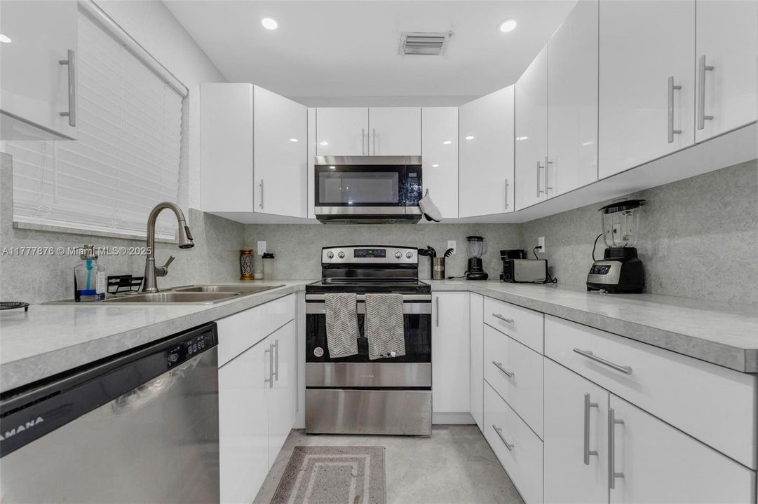 Recently Sold: $465,000 (3 beds, 2 baths, 1056 Square Feet)