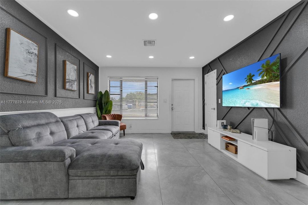 Recently Sold: $465,000 (3 beds, 2 baths, 1056 Square Feet)