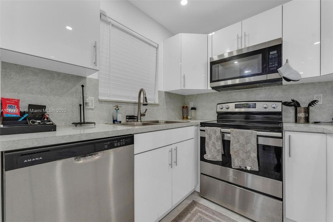 Recently Sold: $465,000 (3 beds, 2 baths, 1056 Square Feet)