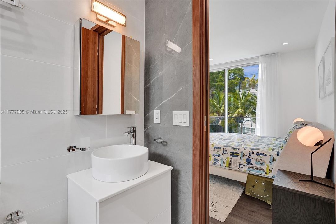 Vendido Recientemente: $5,999,000 (5 camas, 5 baños, 3791 Pies cuadrados)