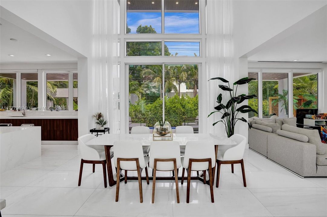 Vendido Recientemente: $5,999,000 (5 camas, 5 baños, 3791 Pies cuadrados)