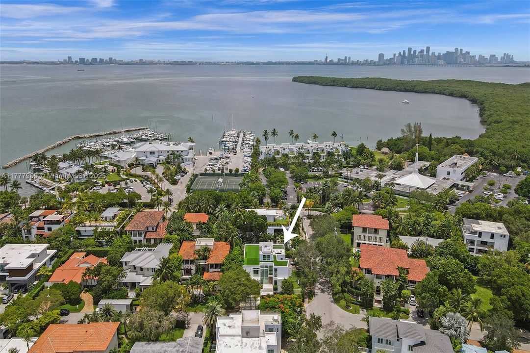 Vendido Recientemente: $5,999,000 (5 camas, 5 baños, 3791 Pies cuadrados)