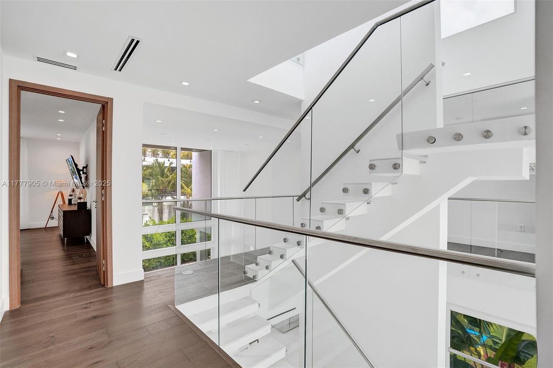 Vendido Recientemente: $5,999,000 (5 camas, 5 baños, 3791 Pies cuadrados)