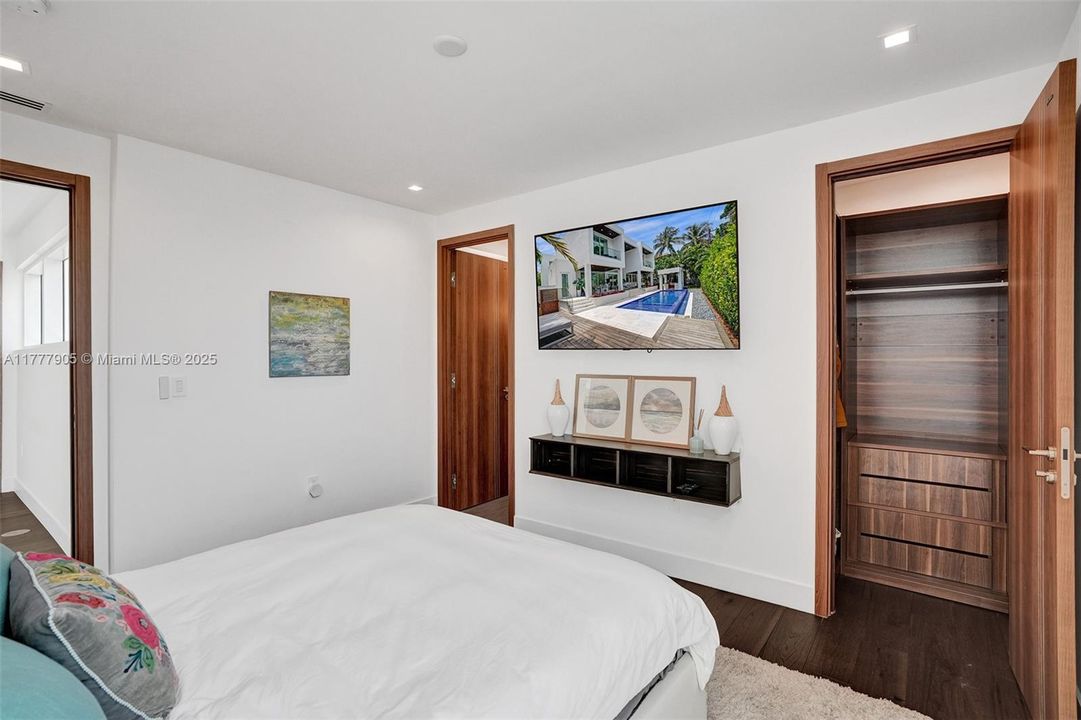 Vendido Recientemente: $5,999,000 (5 camas, 5 baños, 3791 Pies cuadrados)