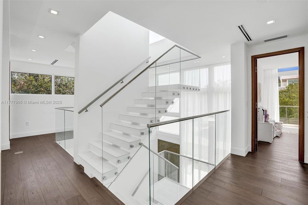 Vendido Recientemente: $5,999,000 (5 camas, 5 baños, 3791 Pies cuadrados)