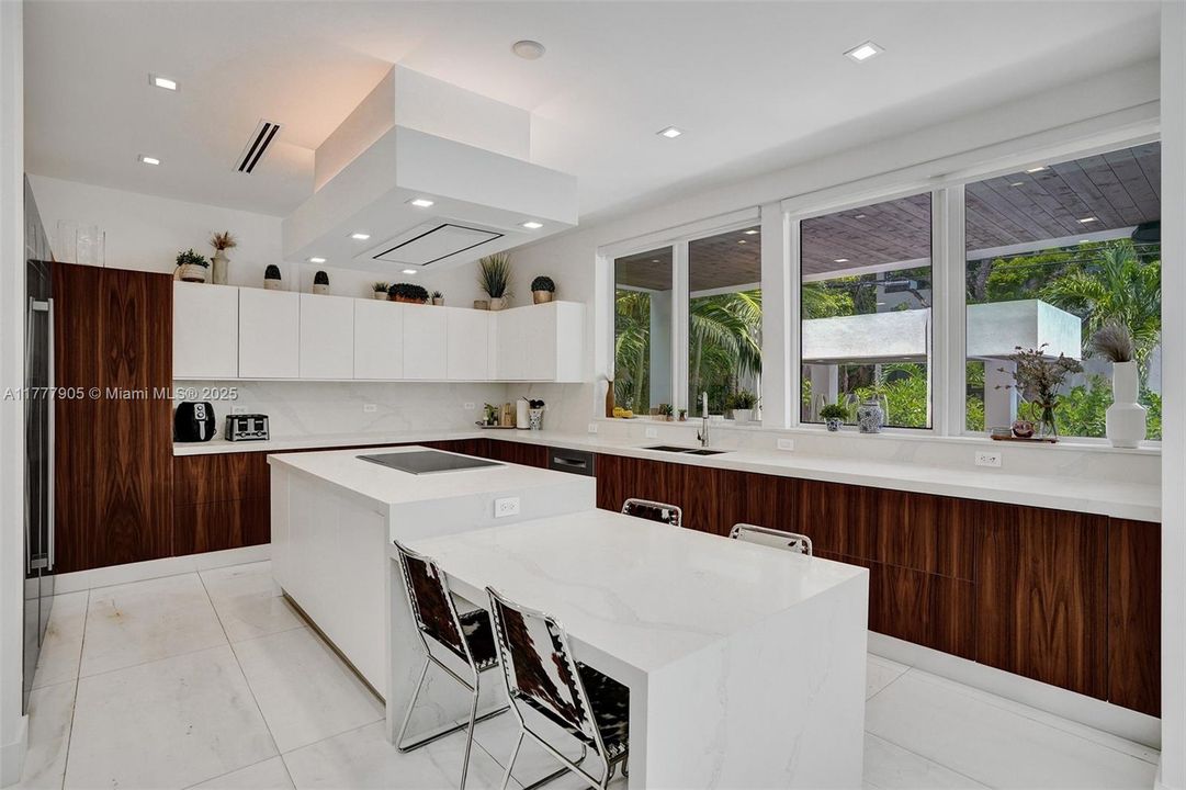 Vendido Recientemente: $5,999,000 (5 camas, 5 baños, 3791 Pies cuadrados)