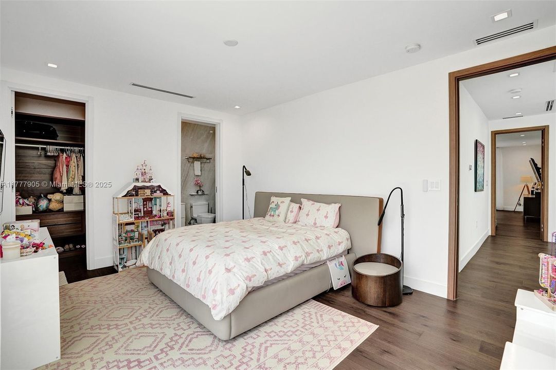 Vendido Recientemente: $5,999,000 (5 camas, 5 baños, 3791 Pies cuadrados)