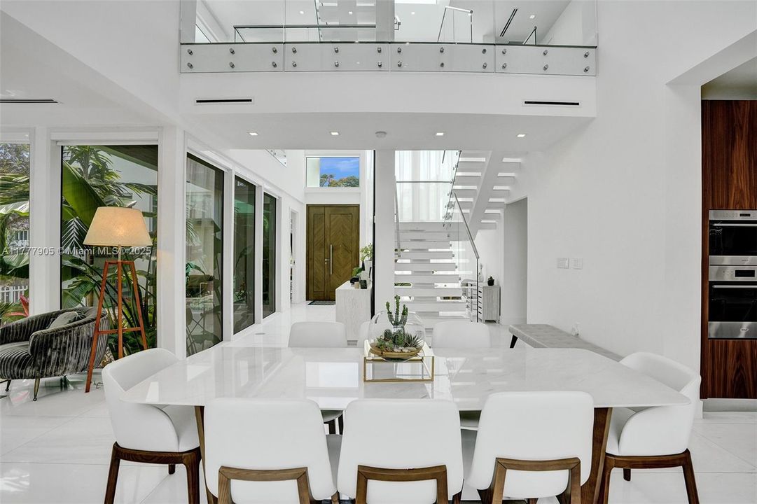 Vendido Recientemente: $5,999,000 (5 camas, 5 baños, 3791 Pies cuadrados)