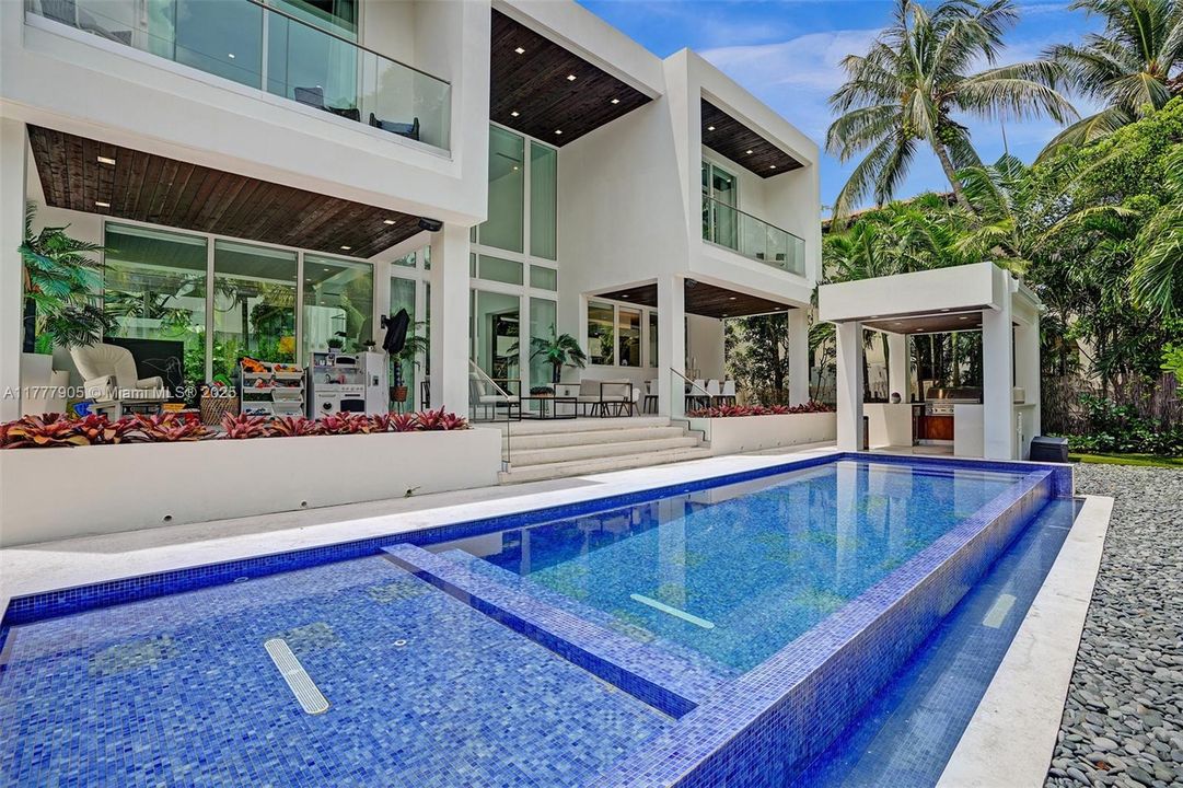 Vendido Recientemente: $5,999,000 (5 camas, 5 baños, 3791 Pies cuadrados)