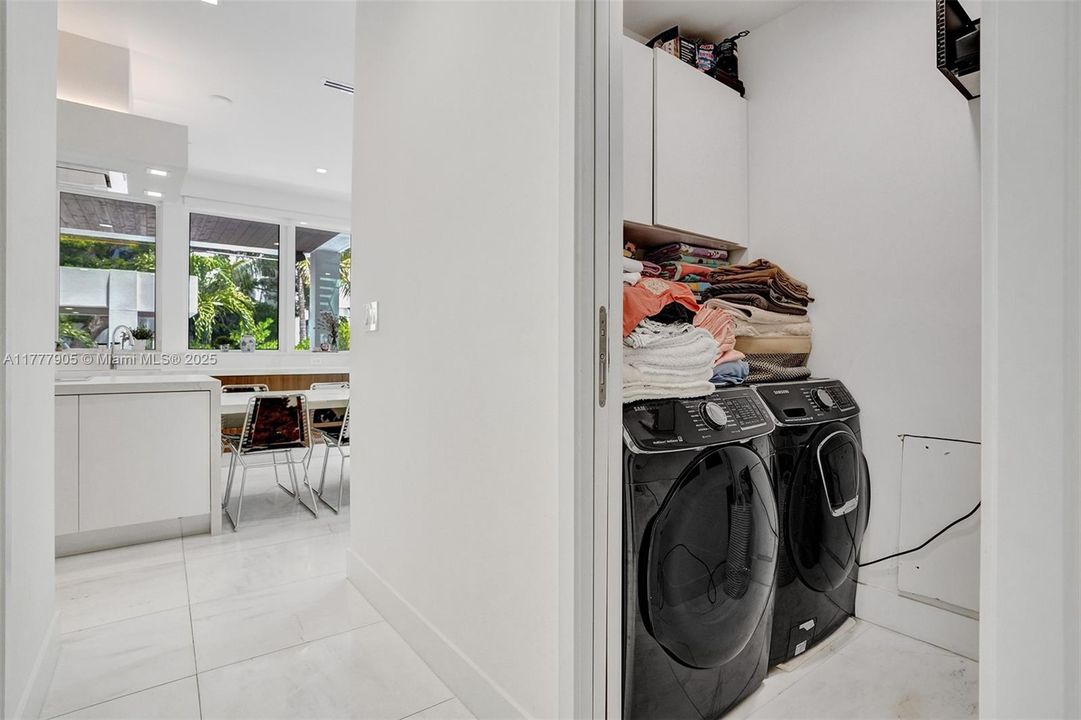 Vendido Recientemente: $5,999,000 (5 camas, 5 baños, 3791 Pies cuadrados)