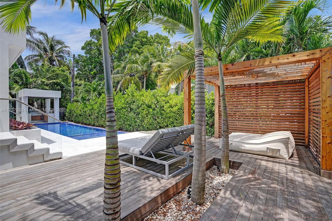 Vendido Recientemente: $5,999,000 (5 camas, 5 baños, 3791 Pies cuadrados)