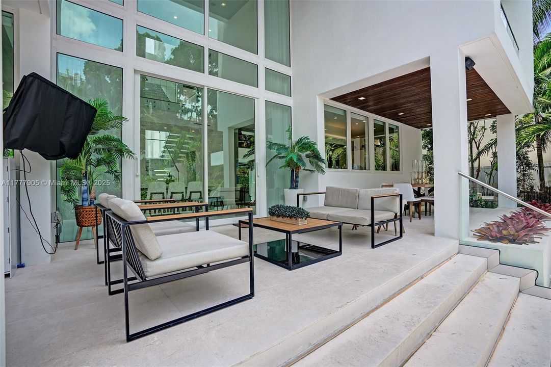 Vendido Recientemente: $5,999,000 (5 camas, 5 baños, 3791 Pies cuadrados)