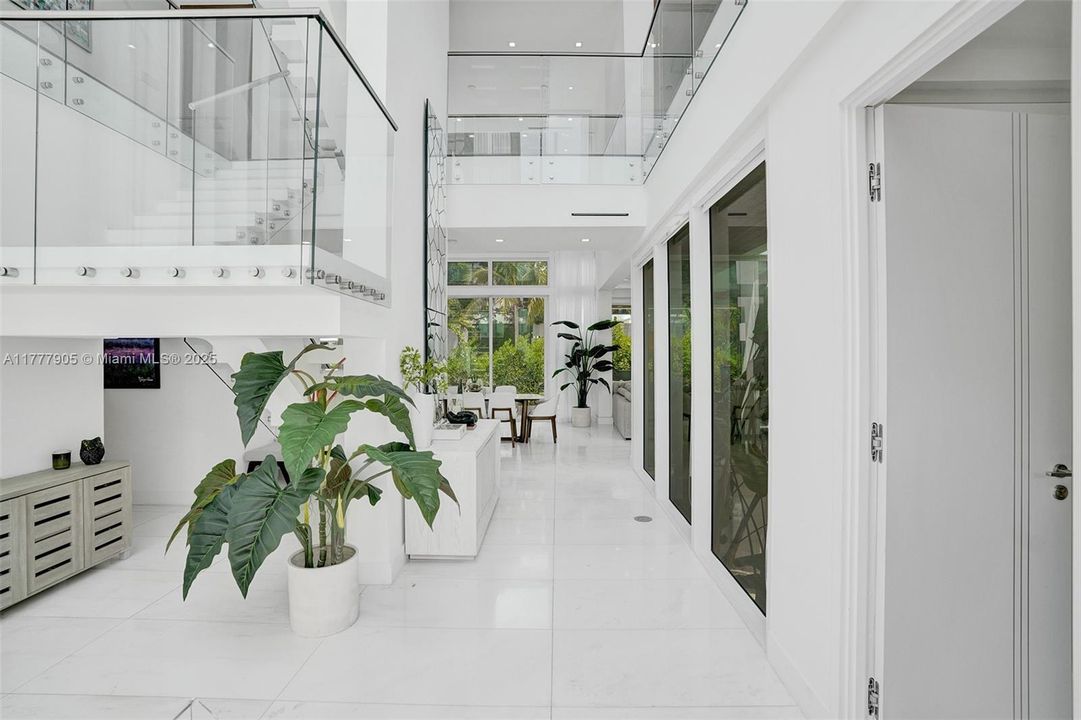 Vendido Recientemente: $5,999,000 (5 camas, 5 baños, 3791 Pies cuadrados)