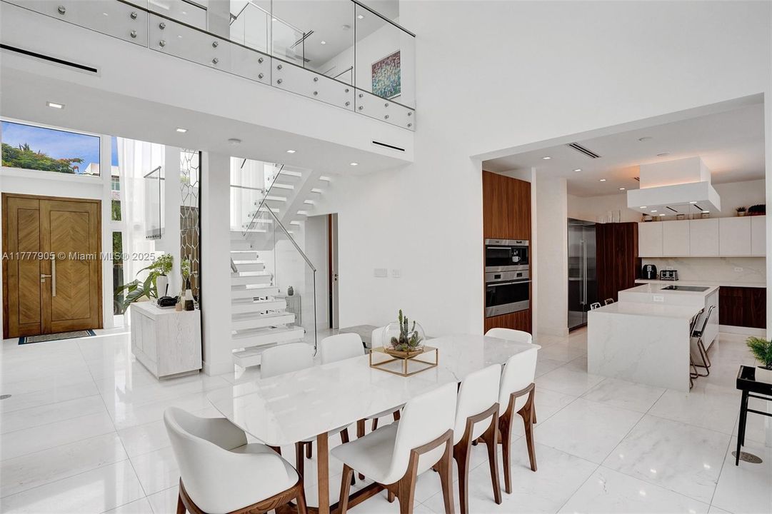 Vendido Recientemente: $5,999,000 (5 camas, 5 baños, 3791 Pies cuadrados)