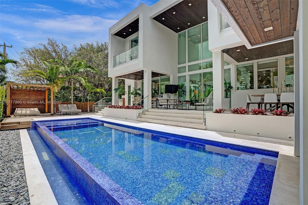 Vendido Recientemente: $5,999,000 (5 camas, 5 baños, 3791 Pies cuadrados)