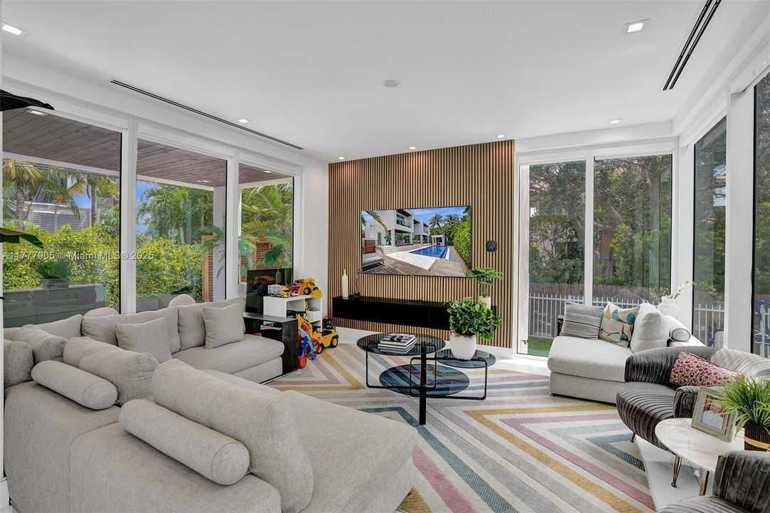 Vendido Recientemente: $5,999,000 (5 camas, 5 baños, 3791 Pies cuadrados)