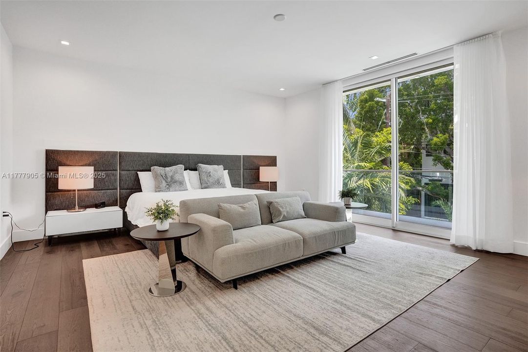 Vendido Recientemente: $5,999,000 (5 camas, 5 baños, 3791 Pies cuadrados)