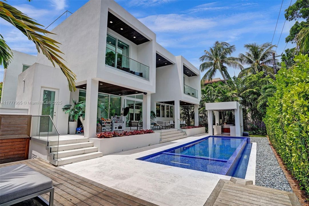 Vendido Recientemente: $5,999,000 (5 camas, 5 baños, 3791 Pies cuadrados)