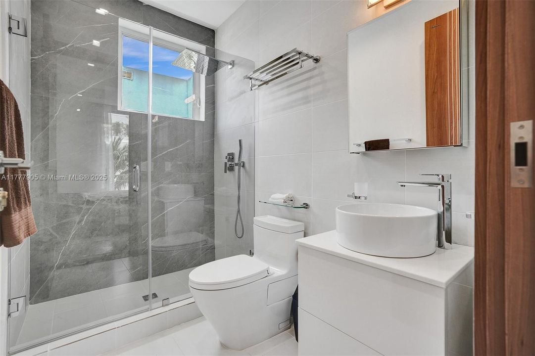 Vendido Recientemente: $5,999,000 (5 camas, 5 baños, 3791 Pies cuadrados)