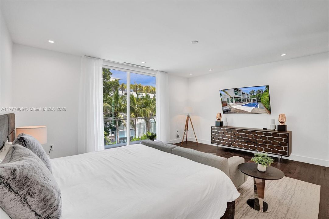 Vendido Recientemente: $5,999,000 (5 camas, 5 baños, 3791 Pies cuadrados)