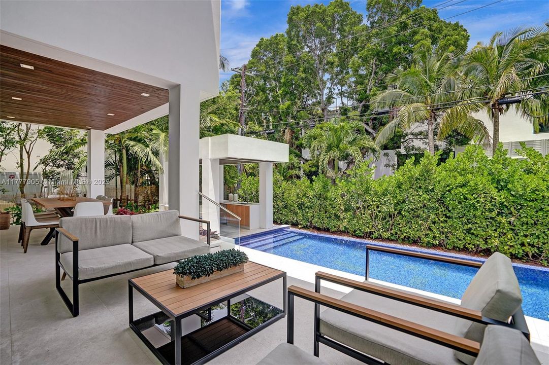 Vendido Recientemente: $5,999,000 (5 camas, 5 baños, 3791 Pies cuadrados)