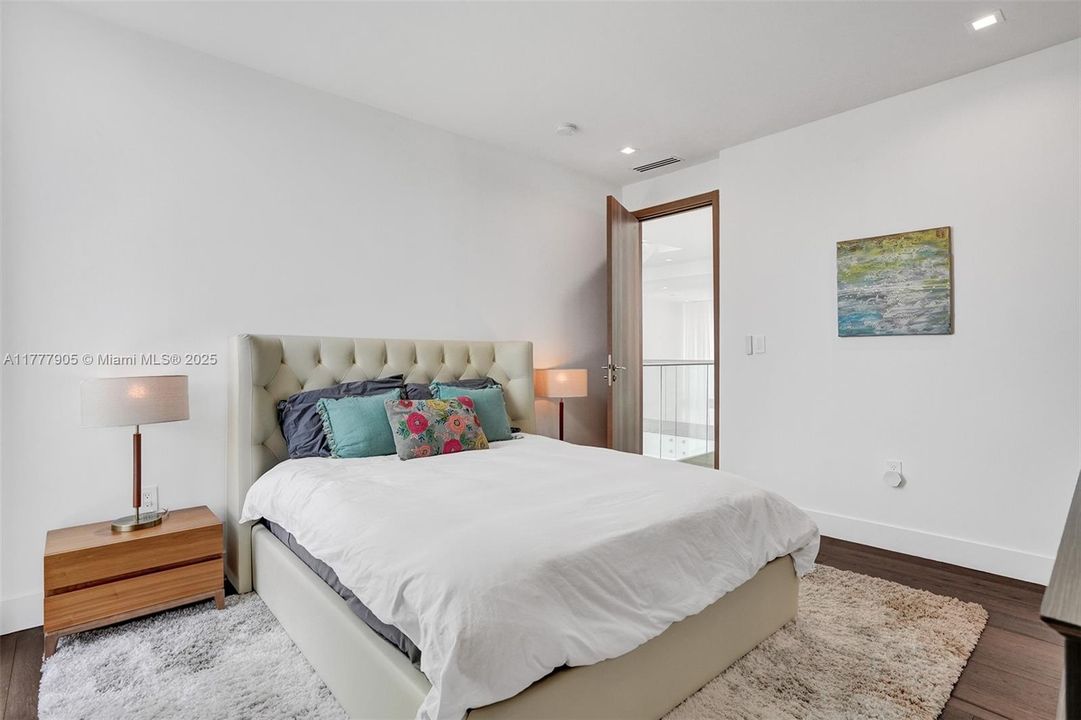 Vendido Recientemente: $5,999,000 (5 camas, 5 baños, 3791 Pies cuadrados)