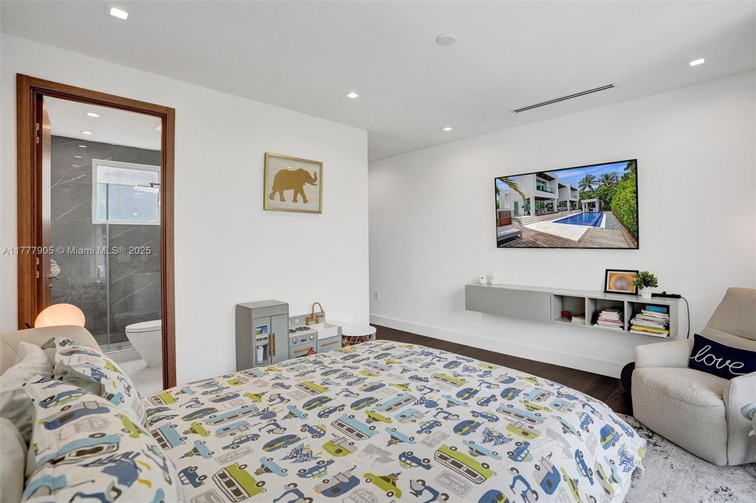 Vendido Recientemente: $5,999,000 (5 camas, 5 baños, 3791 Pies cuadrados)