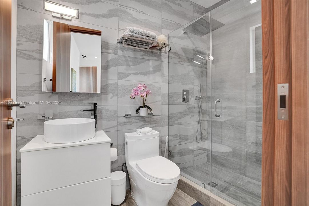 Vendido Recientemente: $5,999,000 (5 camas, 5 baños, 3791 Pies cuadrados)