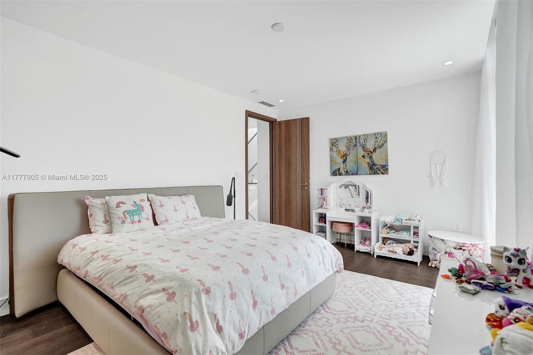 Vendido Recientemente: $5,999,000 (5 camas, 5 baños, 3791 Pies cuadrados)