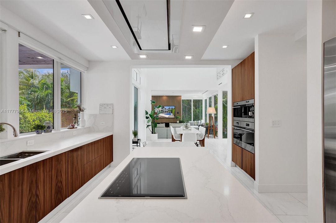 Vendido Recientemente: $5,999,000 (5 camas, 5 baños, 3791 Pies cuadrados)