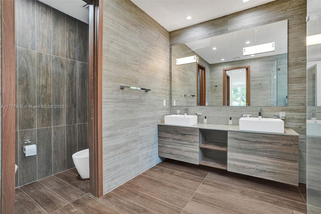 Vendido Recientemente: $5,999,000 (5 camas, 5 baños, 3791 Pies cuadrados)