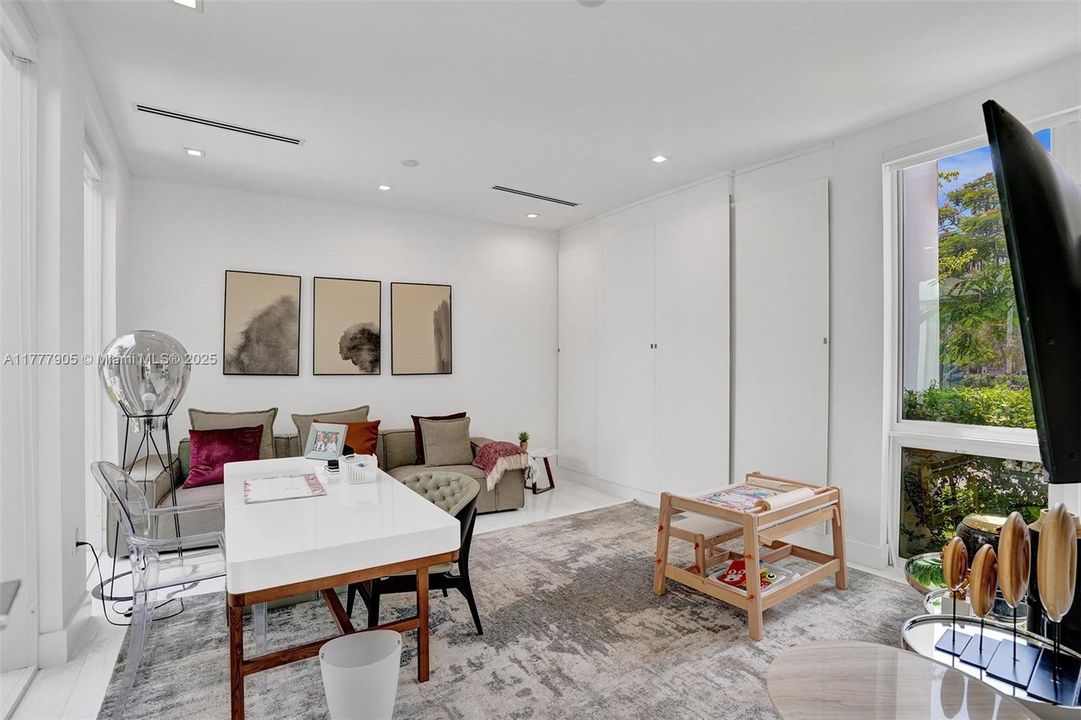 Vendido Recientemente: $5,999,000 (5 camas, 5 baños, 3791 Pies cuadrados)