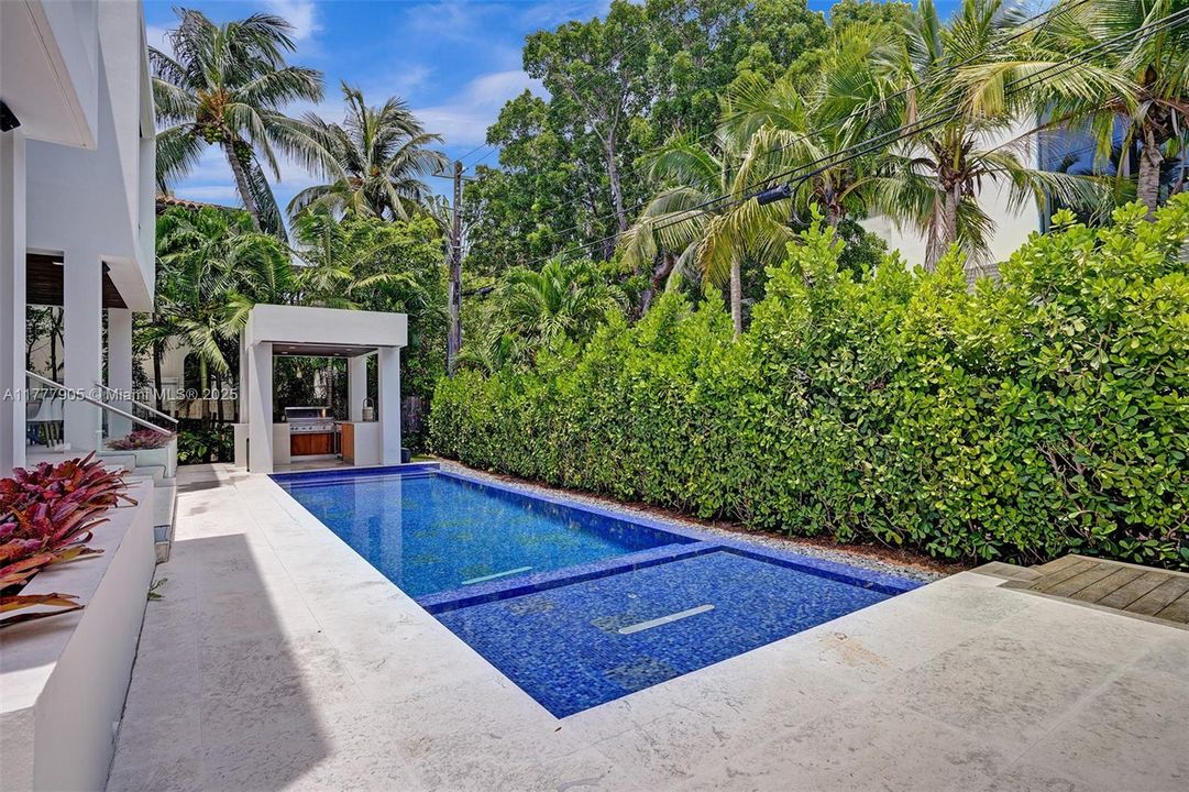 Vendido Recientemente: $5,999,000 (5 camas, 5 baños, 3791 Pies cuadrados)