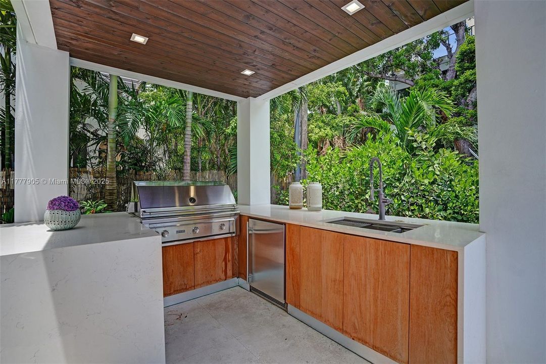 Vendido Recientemente: $5,999,000 (5 camas, 5 baños, 3791 Pies cuadrados)