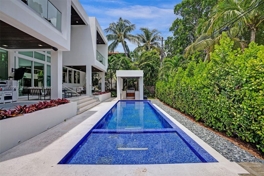 Vendido Recientemente: $5,999,000 (5 camas, 5 baños, 3791 Pies cuadrados)