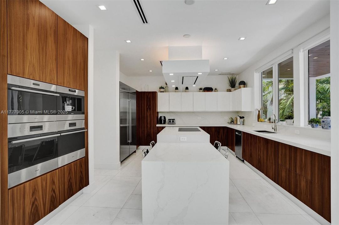 Vendido Recientemente: $5,999,000 (5 camas, 5 baños, 3791 Pies cuadrados)