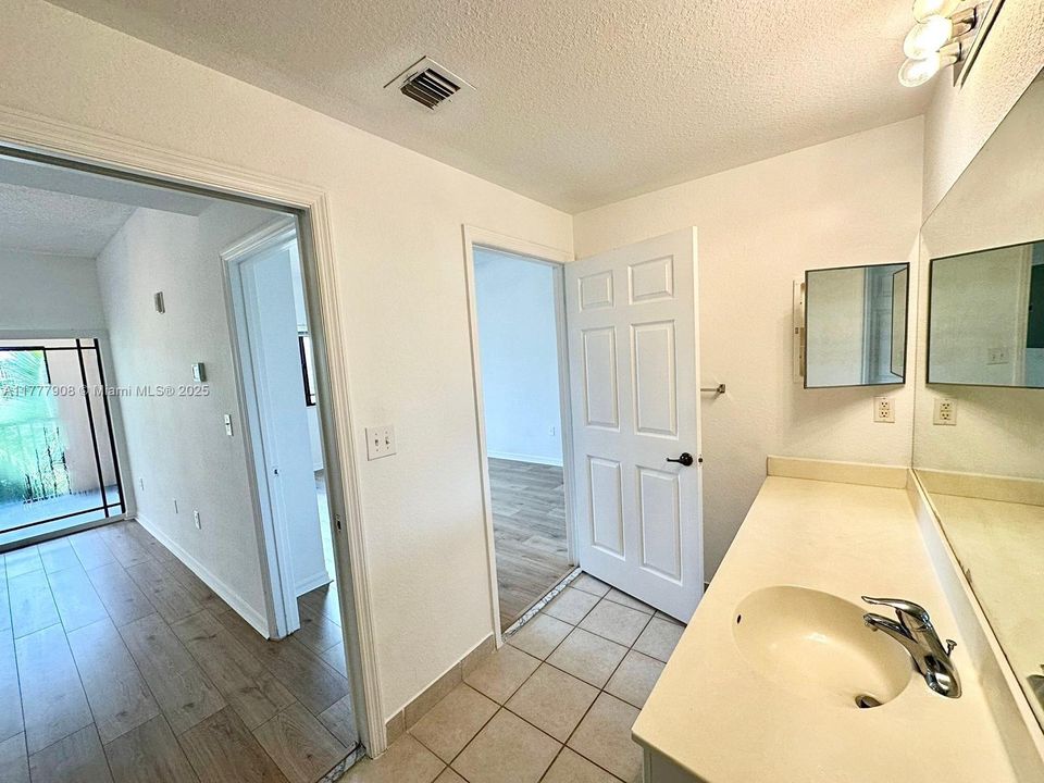 Recently Rented: $2,100 (1 beds, 1 baths, 765 Square Feet)
