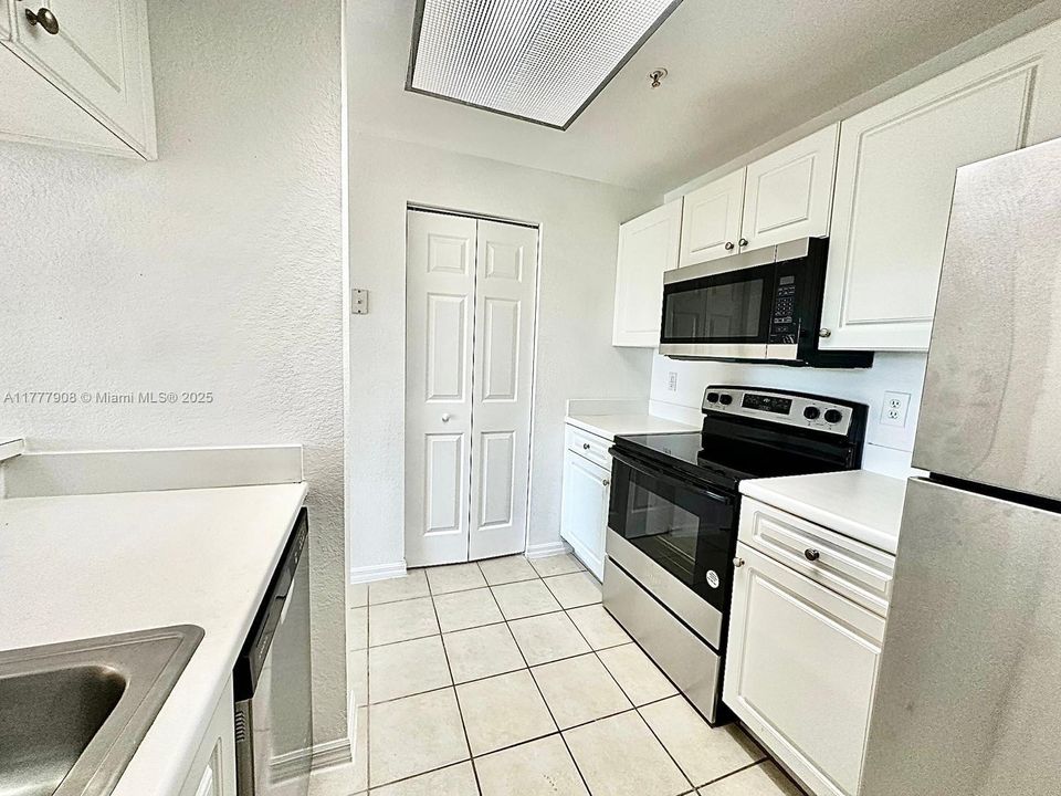 Recently Rented: $2,100 (1 beds, 1 baths, 765 Square Feet)