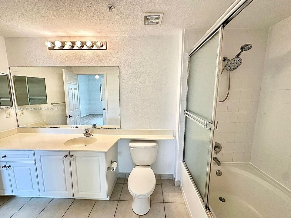 Recently Rented: $2,100 (1 beds, 1 baths, 765 Square Feet)