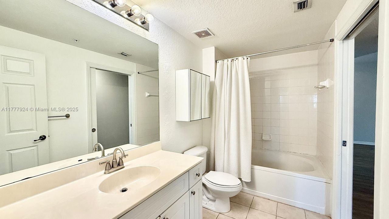 Recently Rented: $2,200 (1 beds, 1 baths, 878 Square Feet)