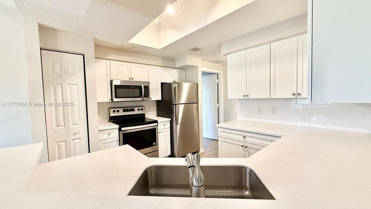 Recently Rented: $2,200 (1 beds, 1 baths, 878 Square Feet)