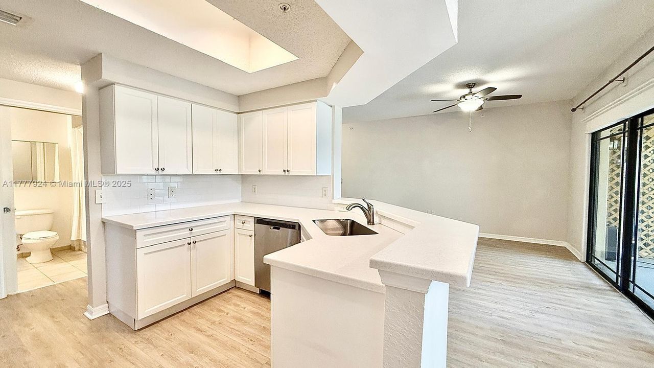 Recently Rented: $2,200 (1 beds, 1 baths, 878 Square Feet)