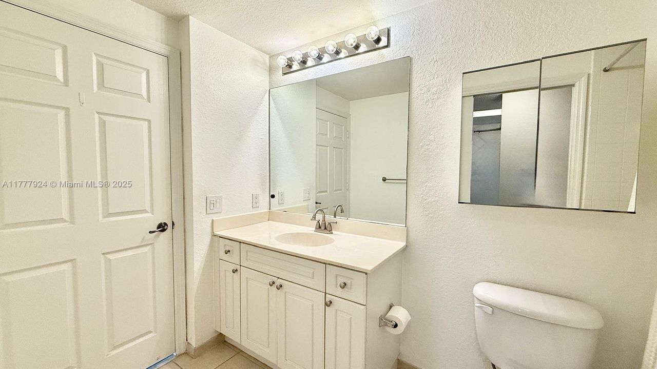 Recently Rented: $2,200 (1 beds, 1 baths, 878 Square Feet)