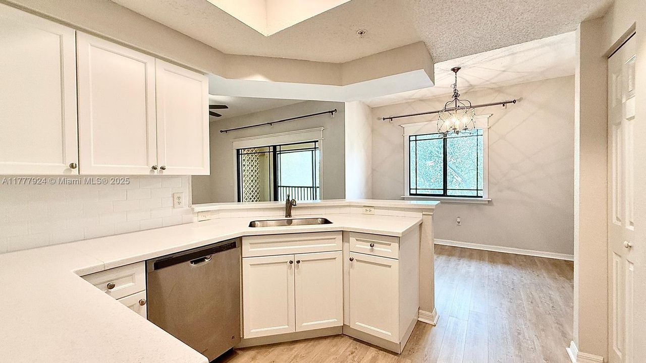 Recently Rented: $2,200 (1 beds, 1 baths, 878 Square Feet)