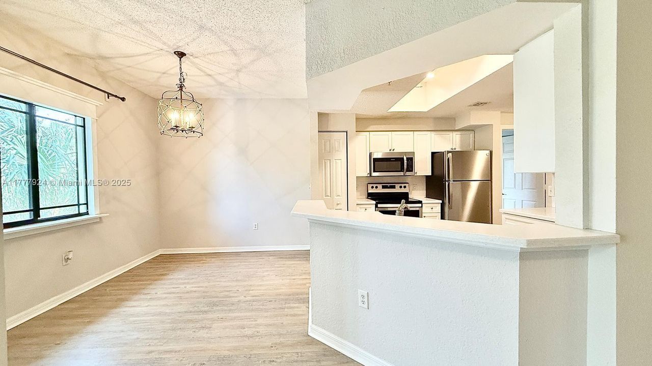 Recently Rented: $2,200 (1 beds, 1 baths, 878 Square Feet)