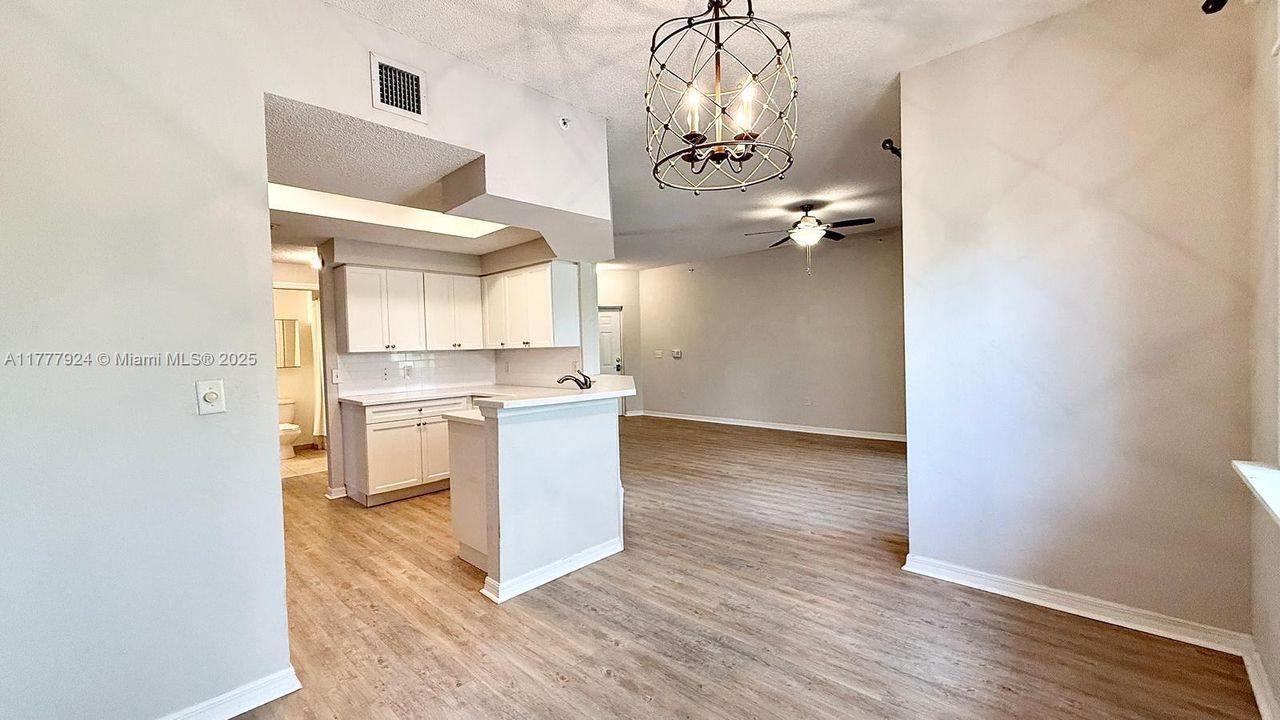 Recently Rented: $2,200 (1 beds, 1 baths, 878 Square Feet)