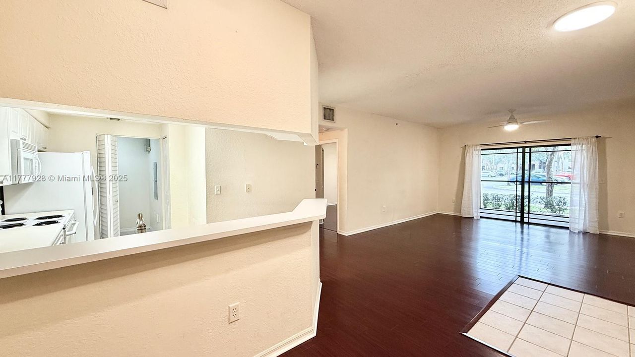 最近租的: $2,100 (1 贝兹, 1 浴室, 819 平方英尺)